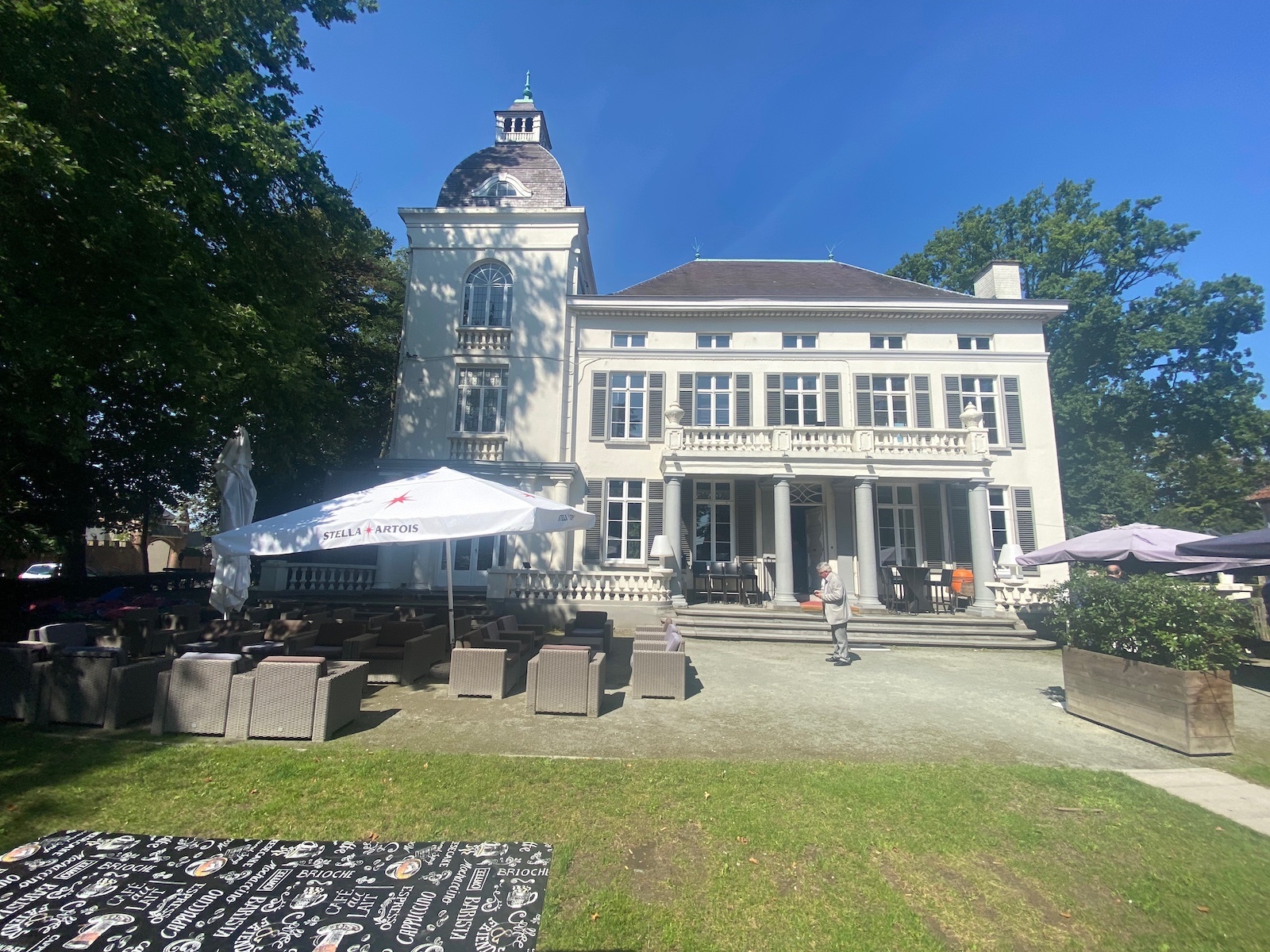 Buitenkant van een opvanggebouw