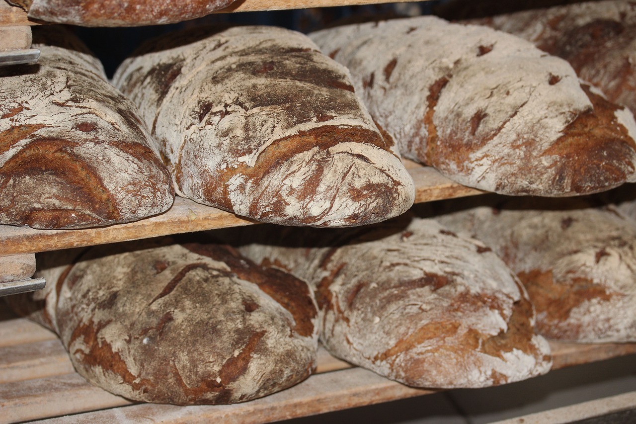 Close-up van verschillende bakkerijproducten, vers uit de oven.